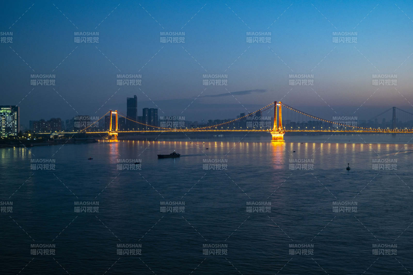 夜幕下的大桥美景图片