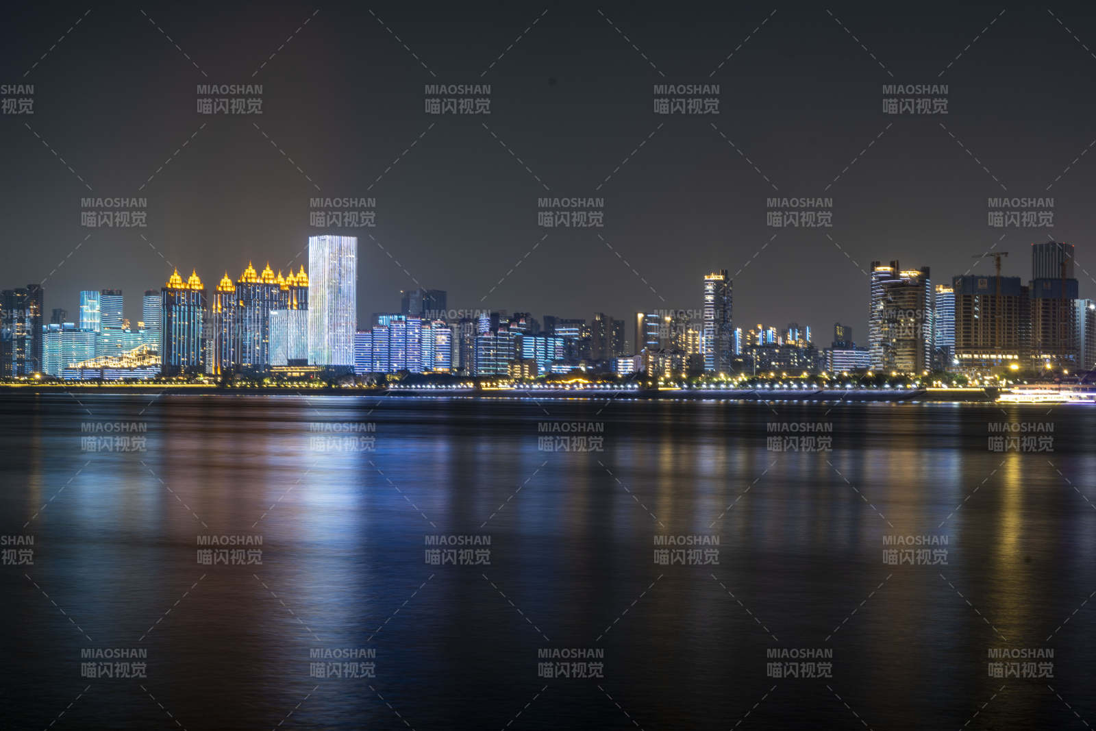 夜幕下的城市灯火图片