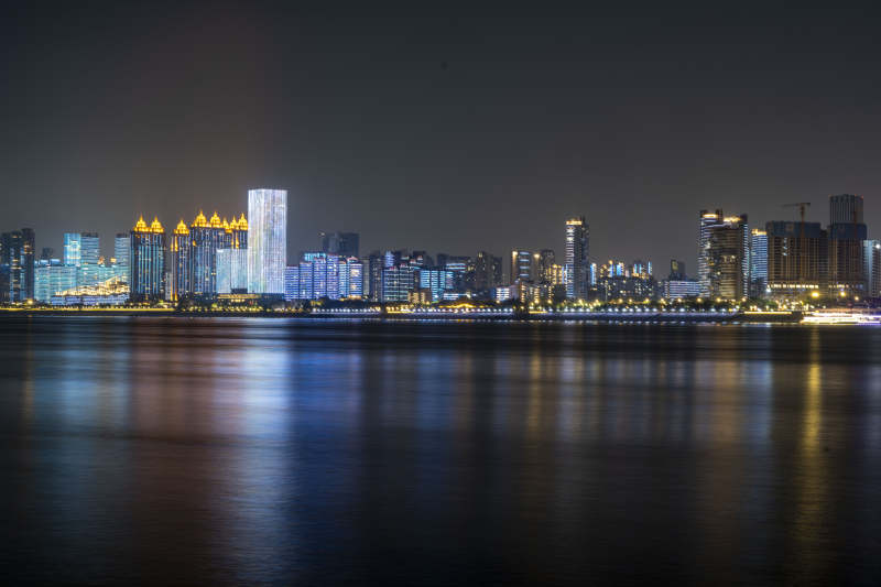 夜幕下的城市灯火图片
