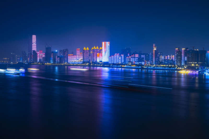 夜幕下的城市灯火图片