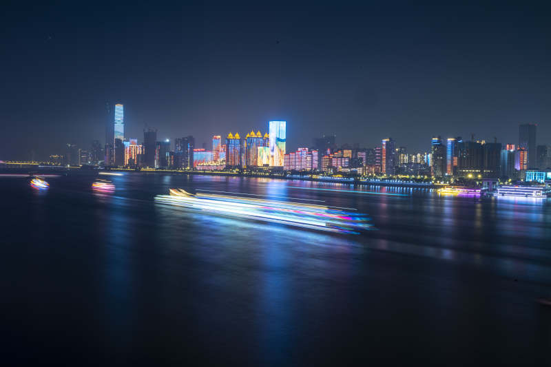 夜幕下的城市灯火图片