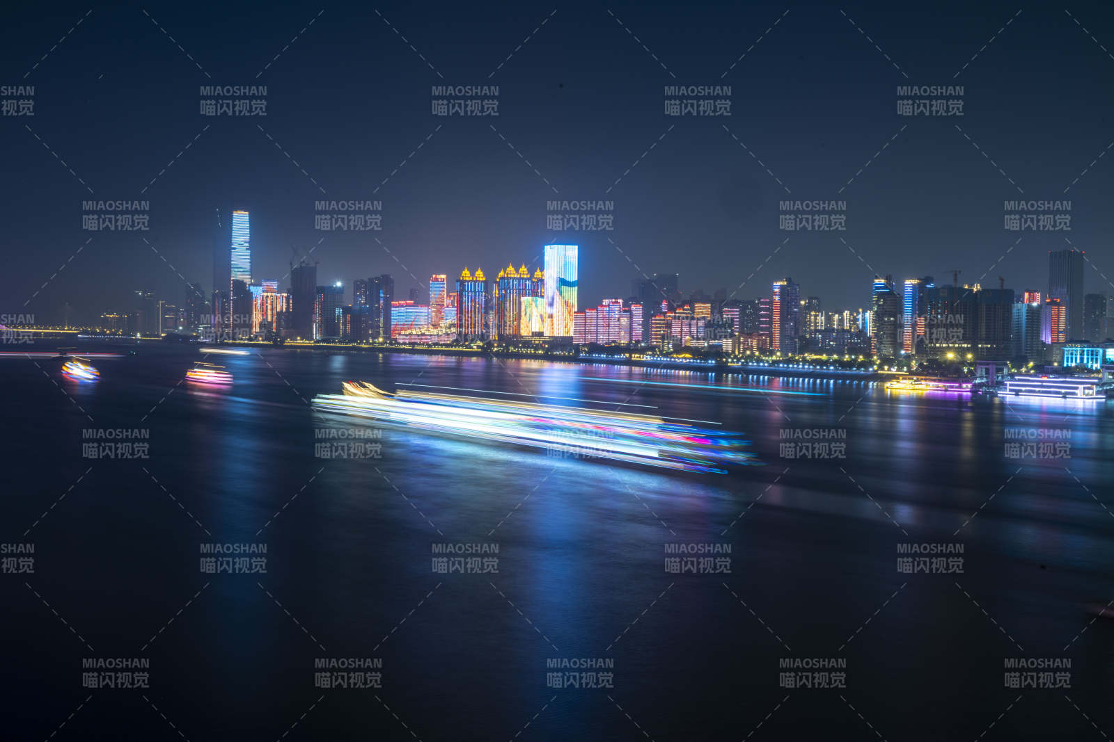 夜幕下的城市灯火图片