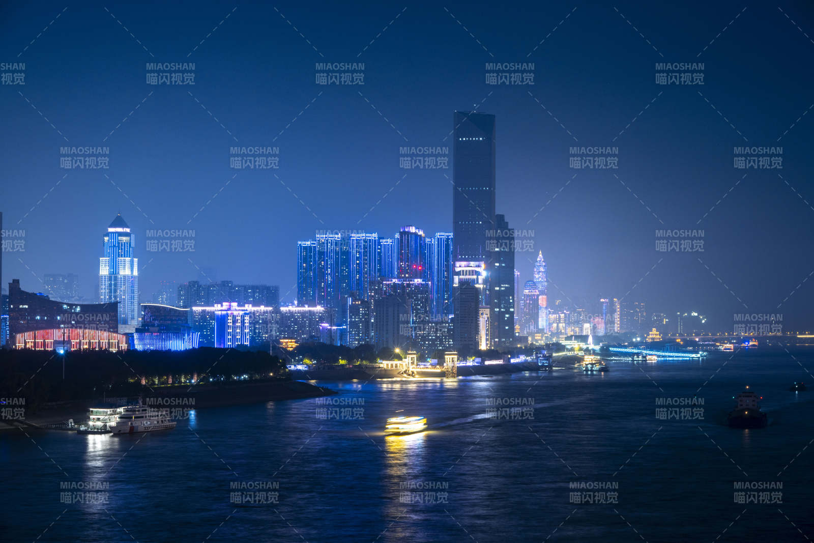 夜幕下的城市灯火图片