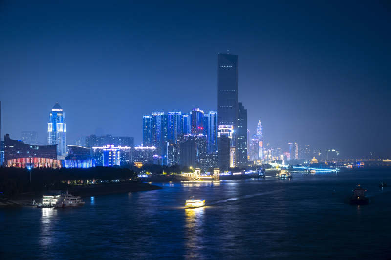 夜幕下的城市灯火图片