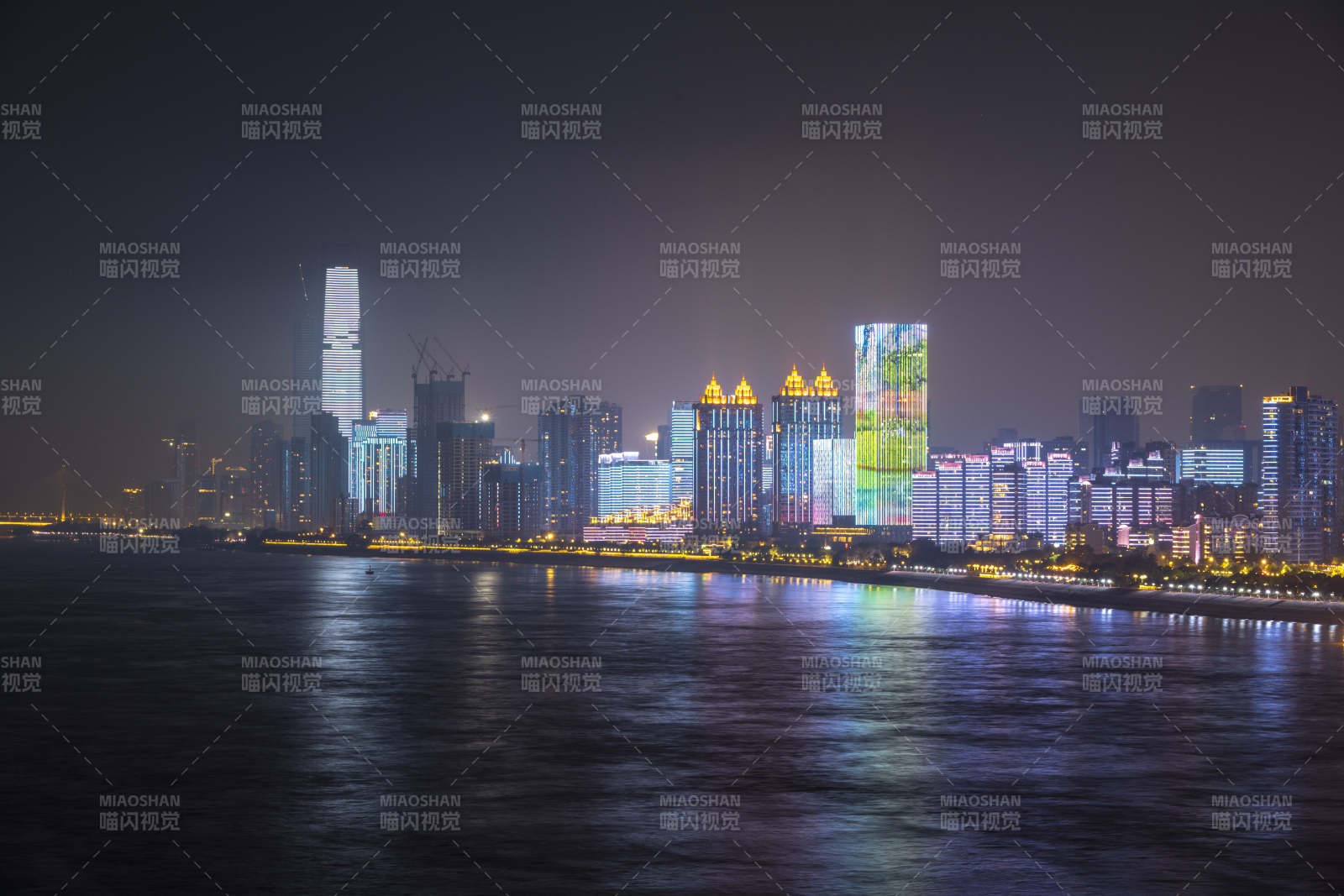 夜幕下的城市灯火图片