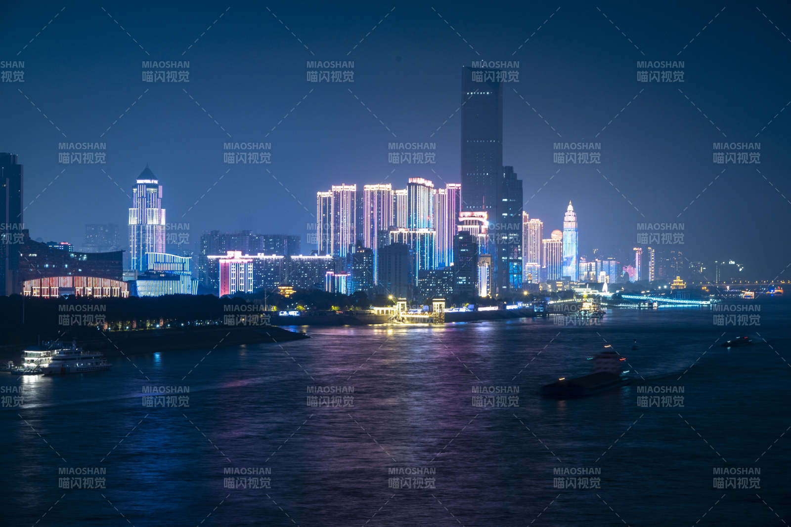 夜幕下的城市灯火图片