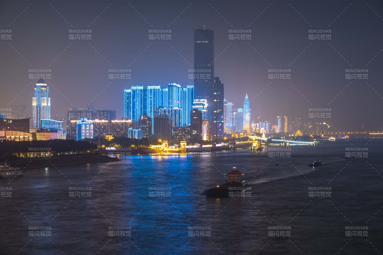 夜幕下的城市灯火图片