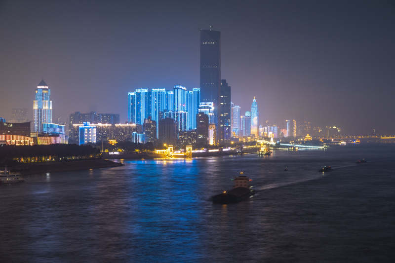夜幕下的城市灯火图片