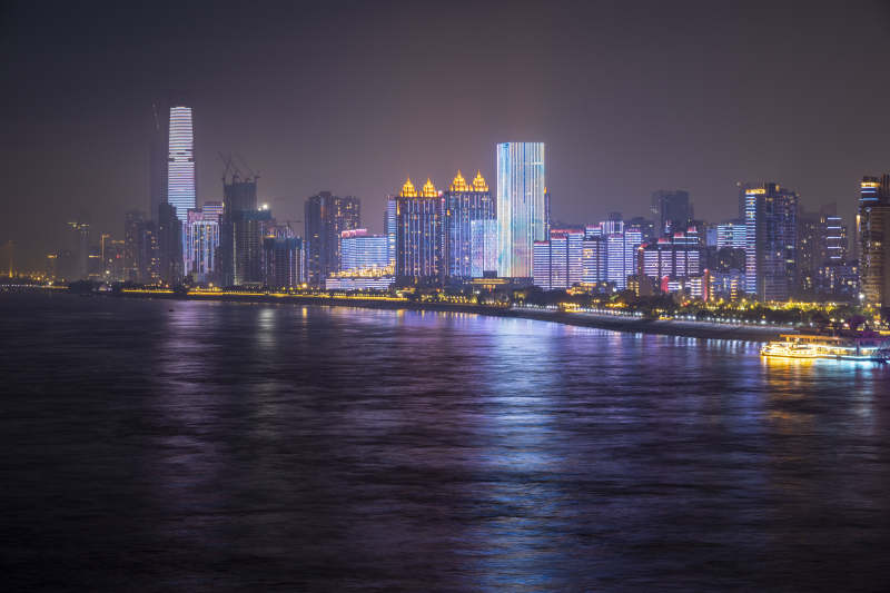 夜幕下的城市天际线图片