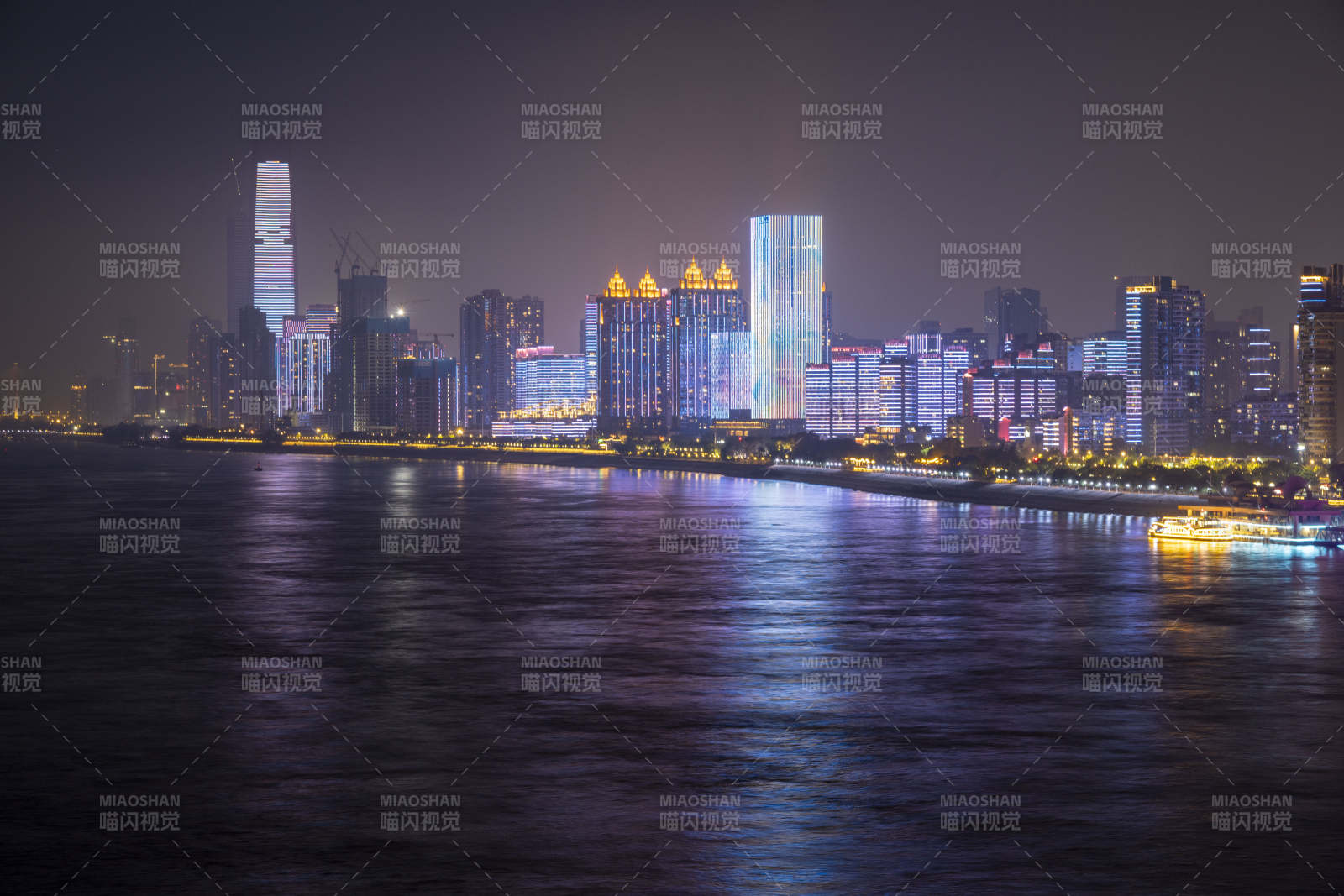 夜幕下的城市天际线图片