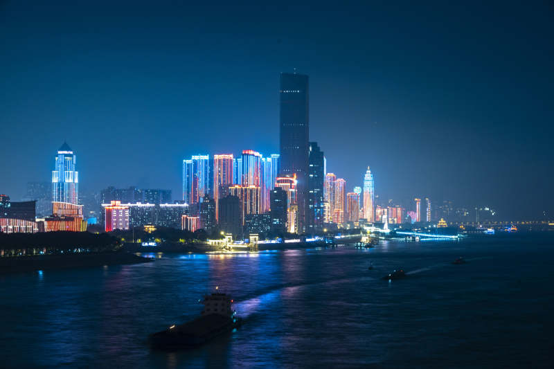 夜幕下的城市灯火图片