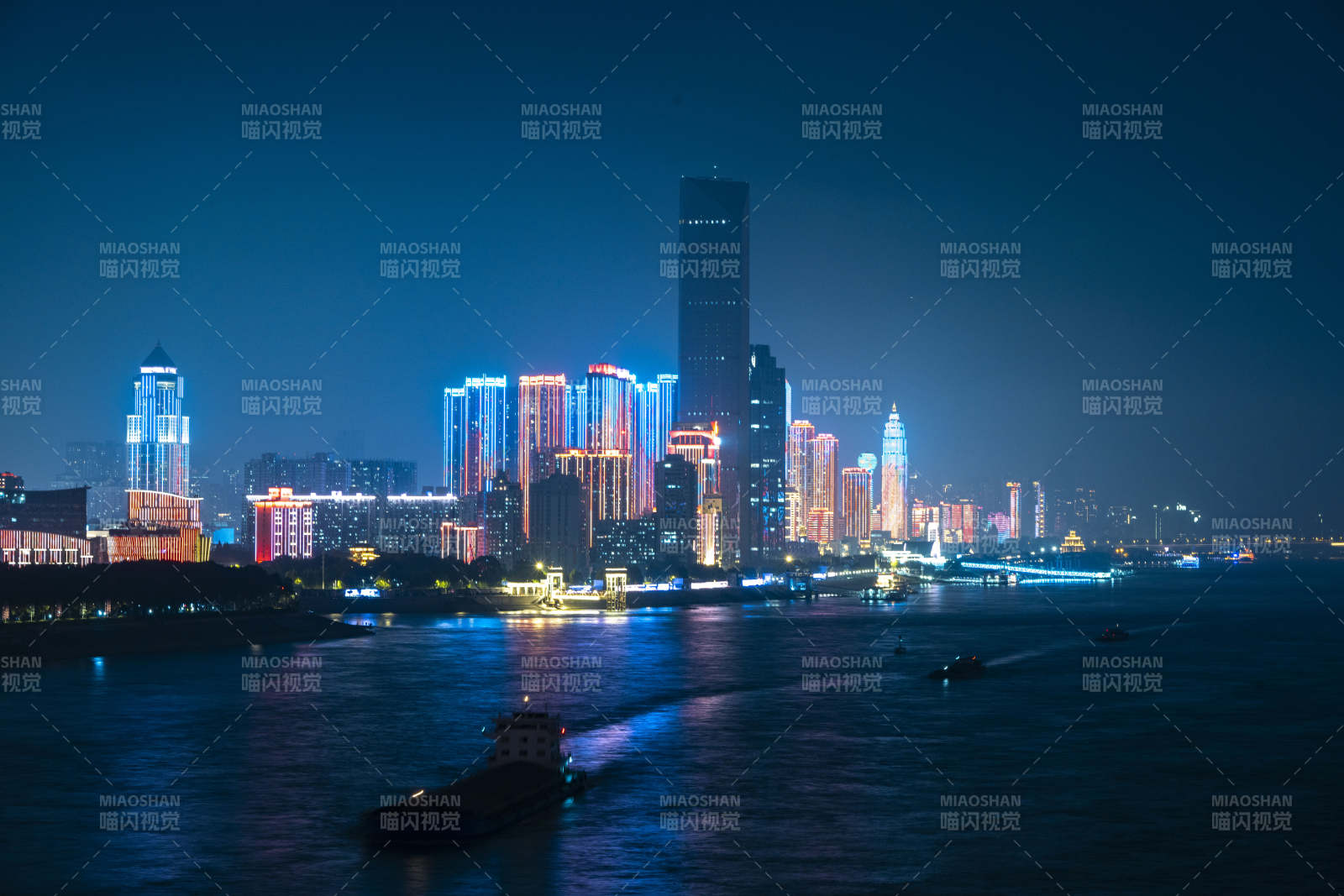 夜幕下的城市灯火图片