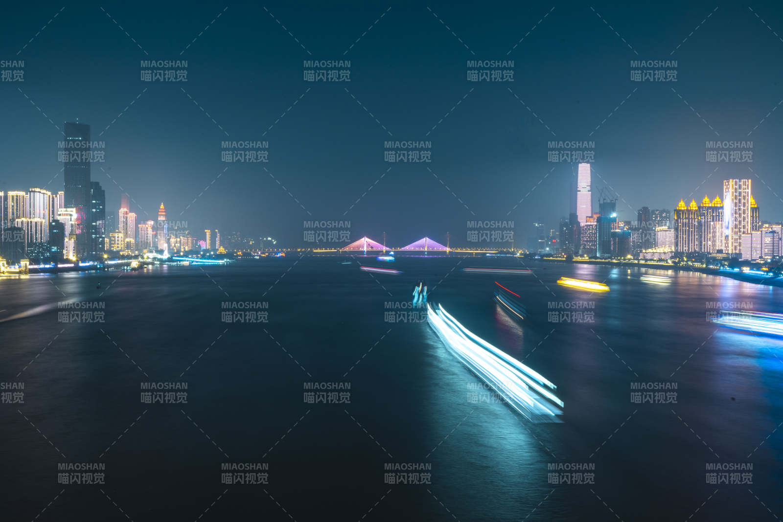 夜幕下的城市河景图片