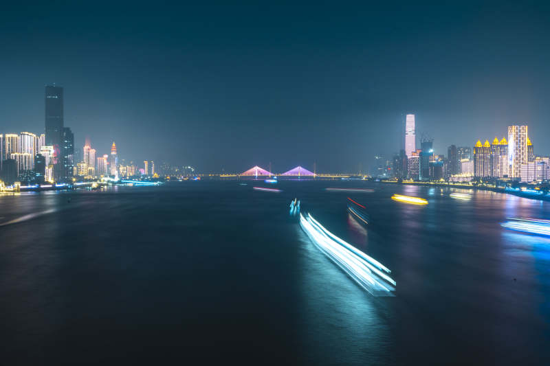 夜幕下的城市河景图片