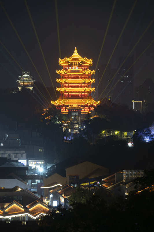 夜色中的古塔辉煌图片