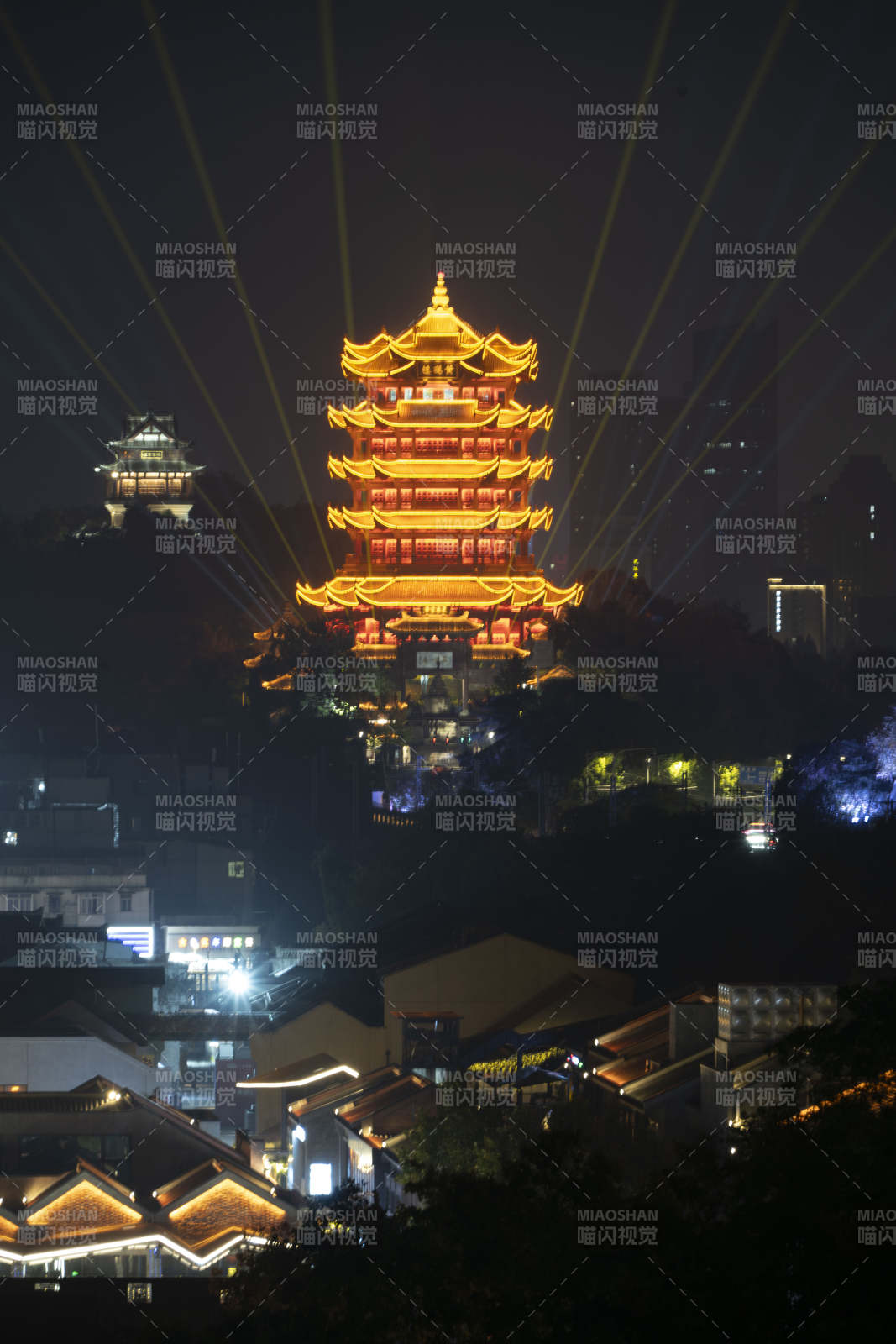 夜色中的古塔辉煌图片