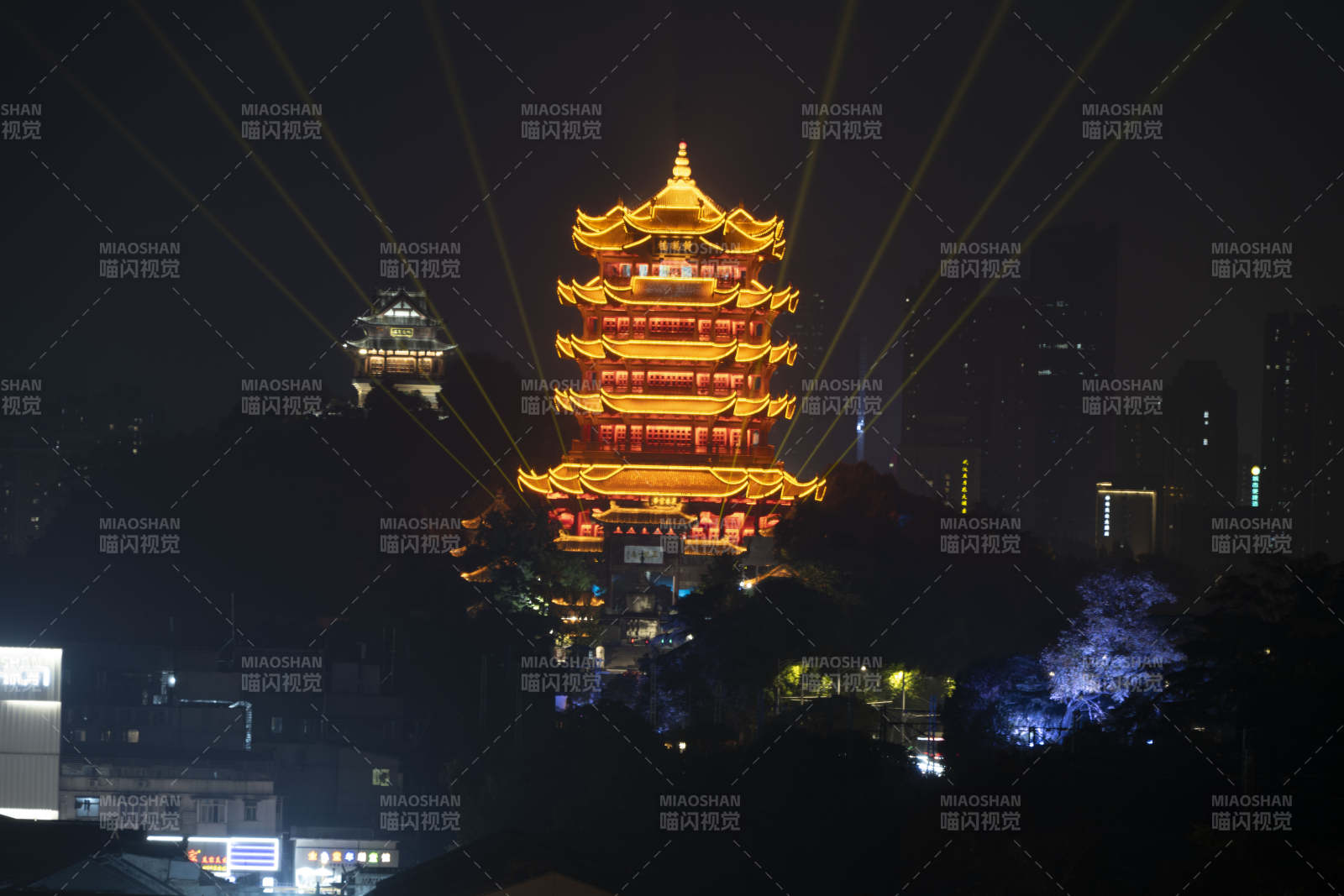 夜景古塔灯光秀图片