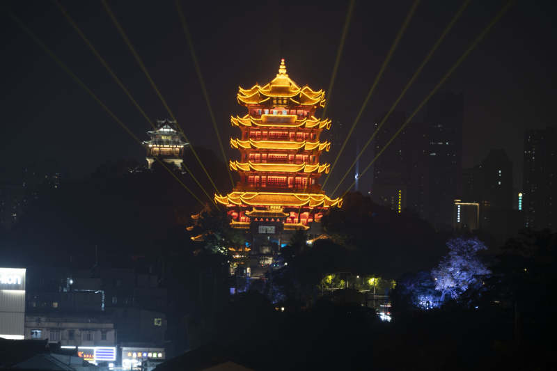 夜景古塔灯光秀图片