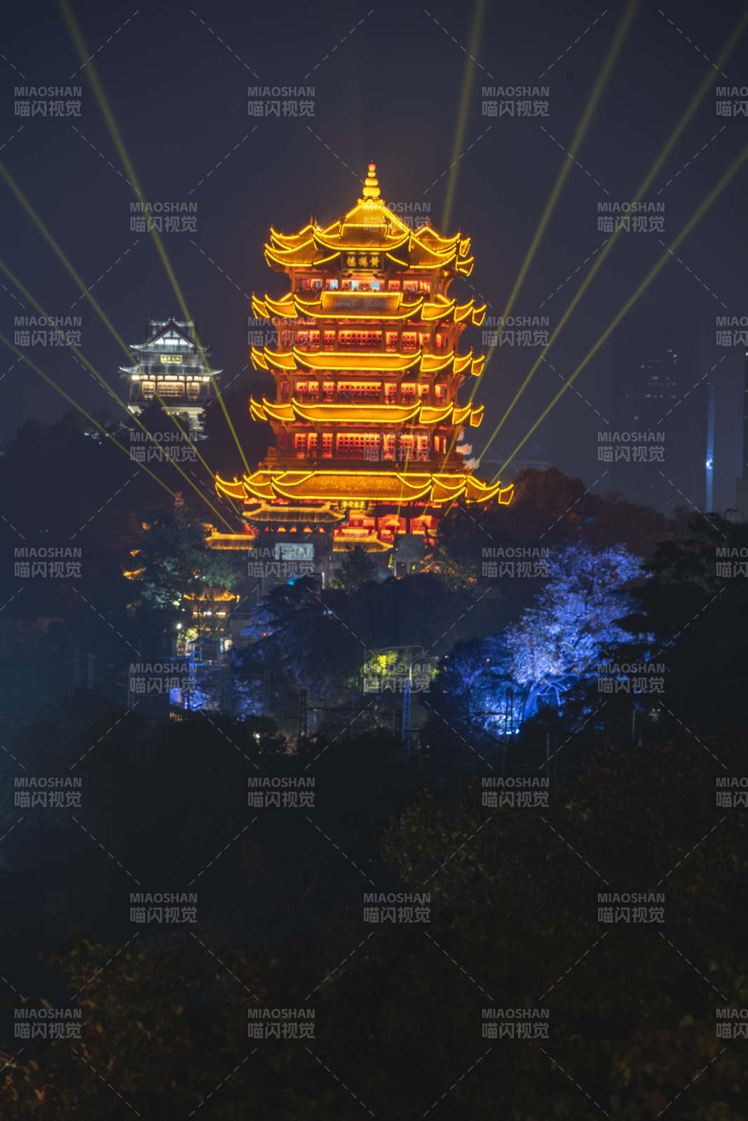 夜光塔影璀璨图片