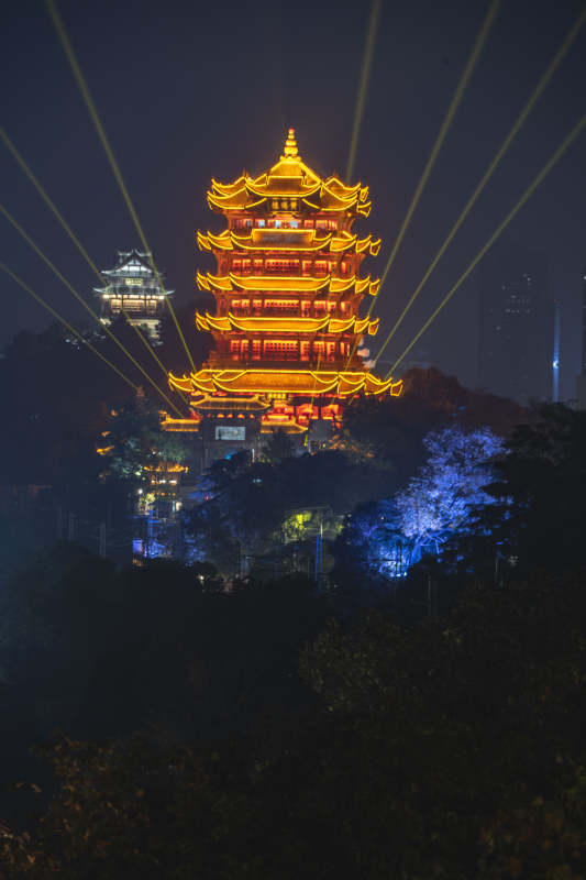 夜光塔影璀璨图片