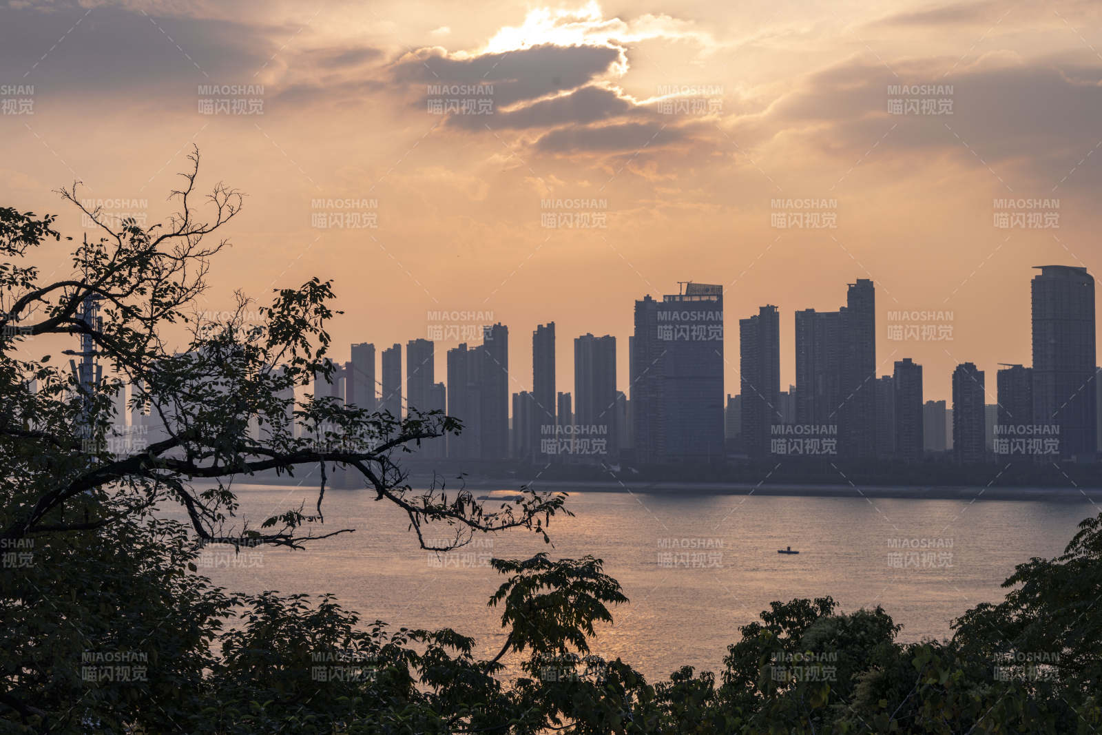 城市黄昏剪影图片