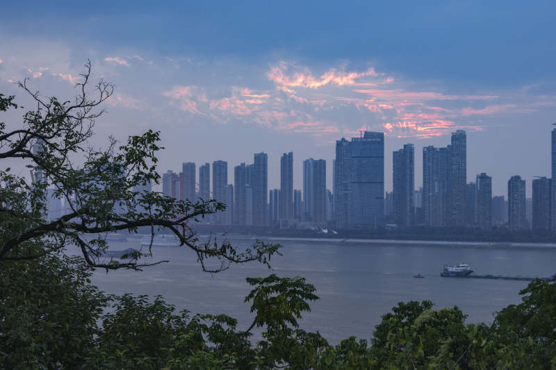 江畔城市暮色图片