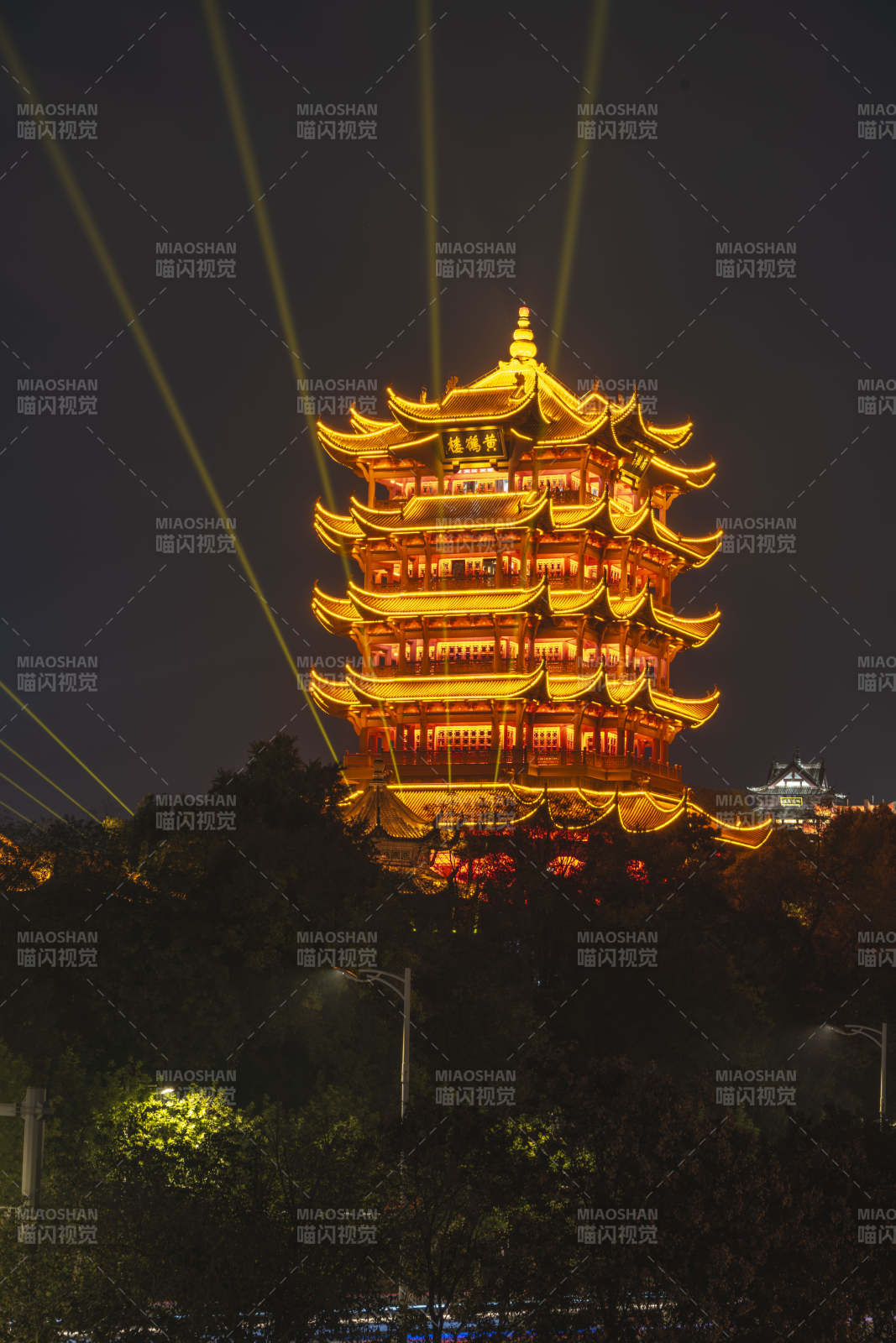 夜光古塔璀璨夺目图片