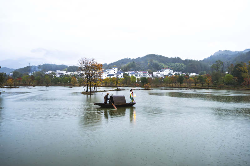湖上泛舟赏秋景图片