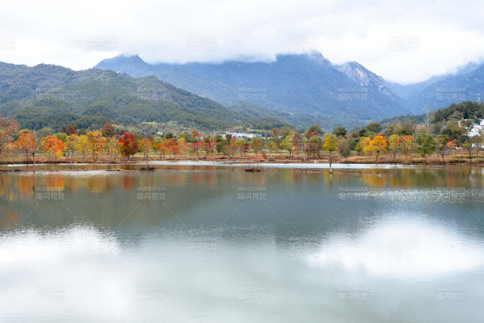 秋湖山影图片