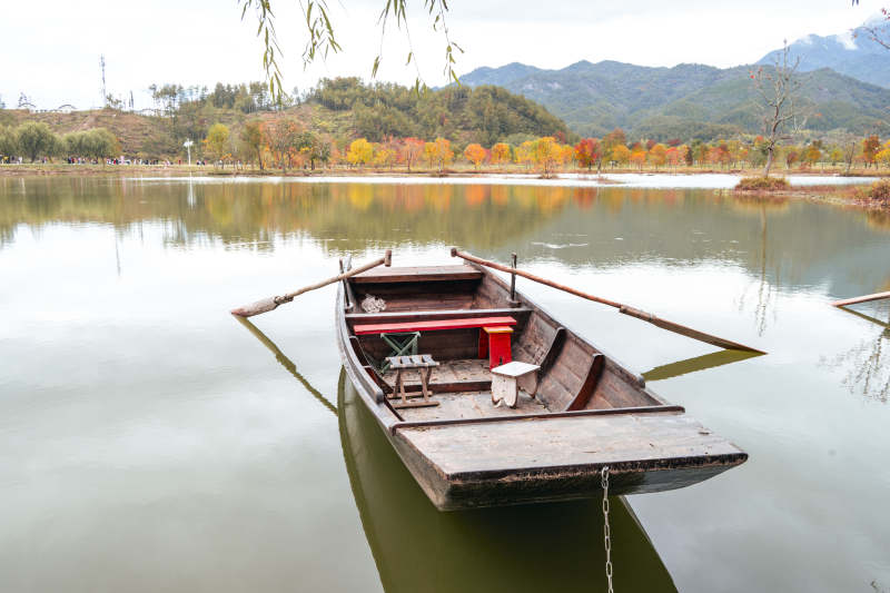 秋湖孤舟静泊图片