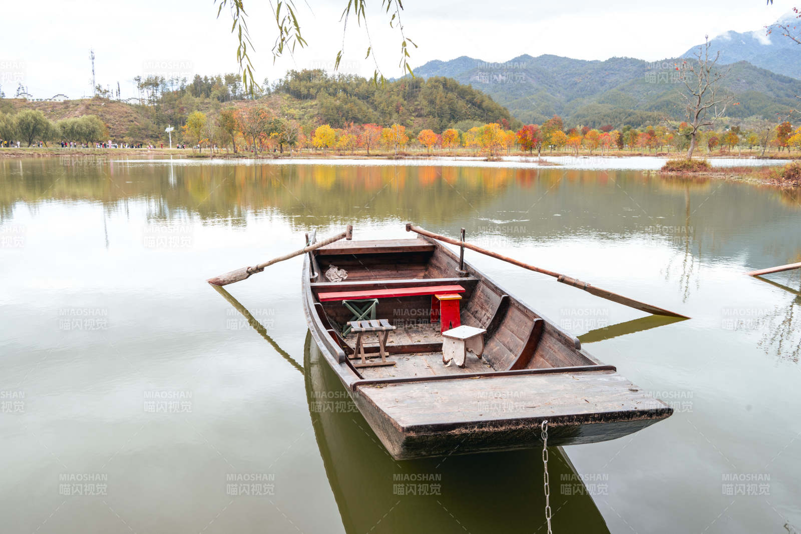 秋湖孤舟静泊图片