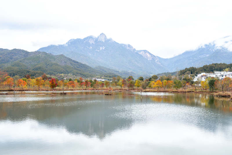 秋山湖景倒影图片