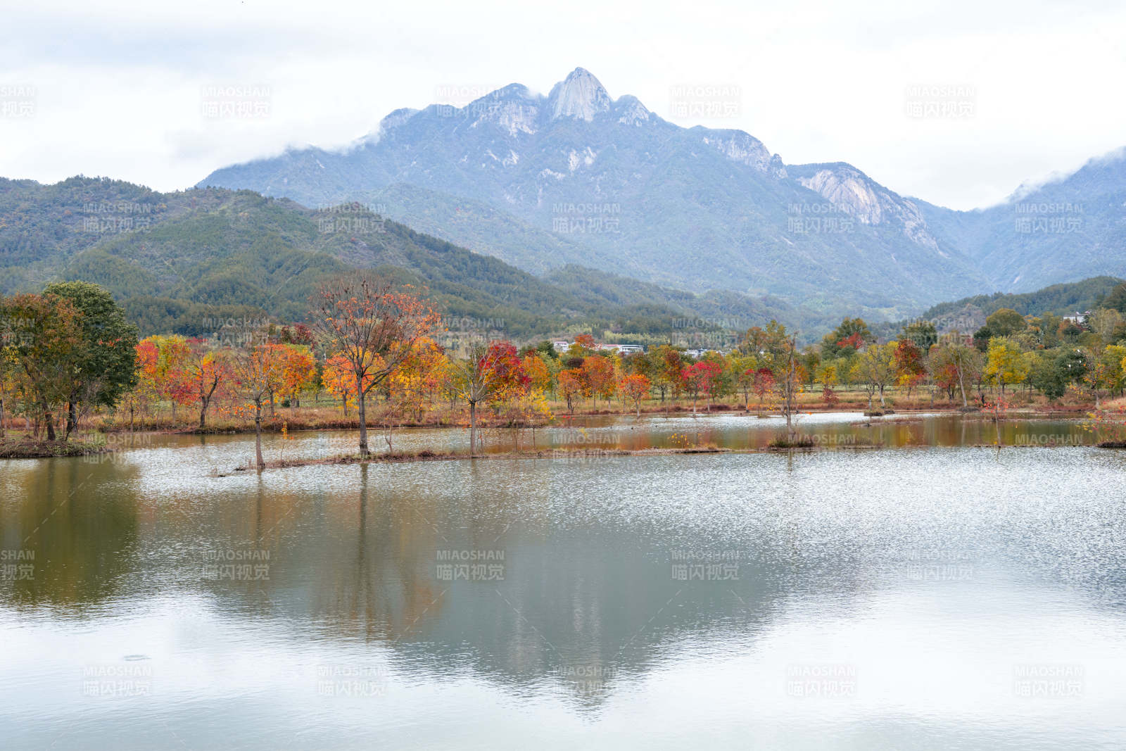 秋山湖景图片