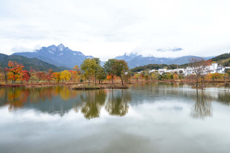 秋湖映山色图片