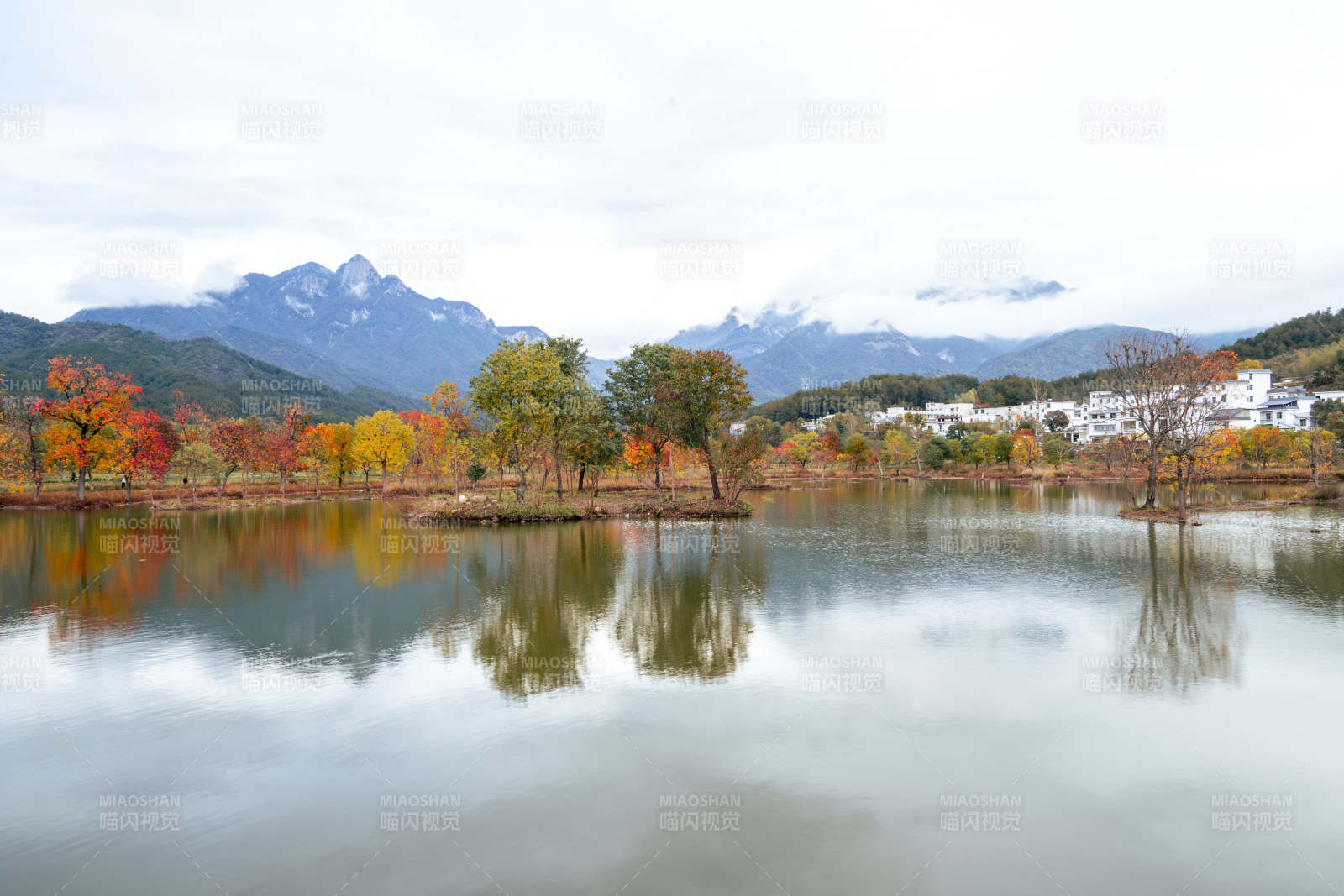秋湖映山色图片