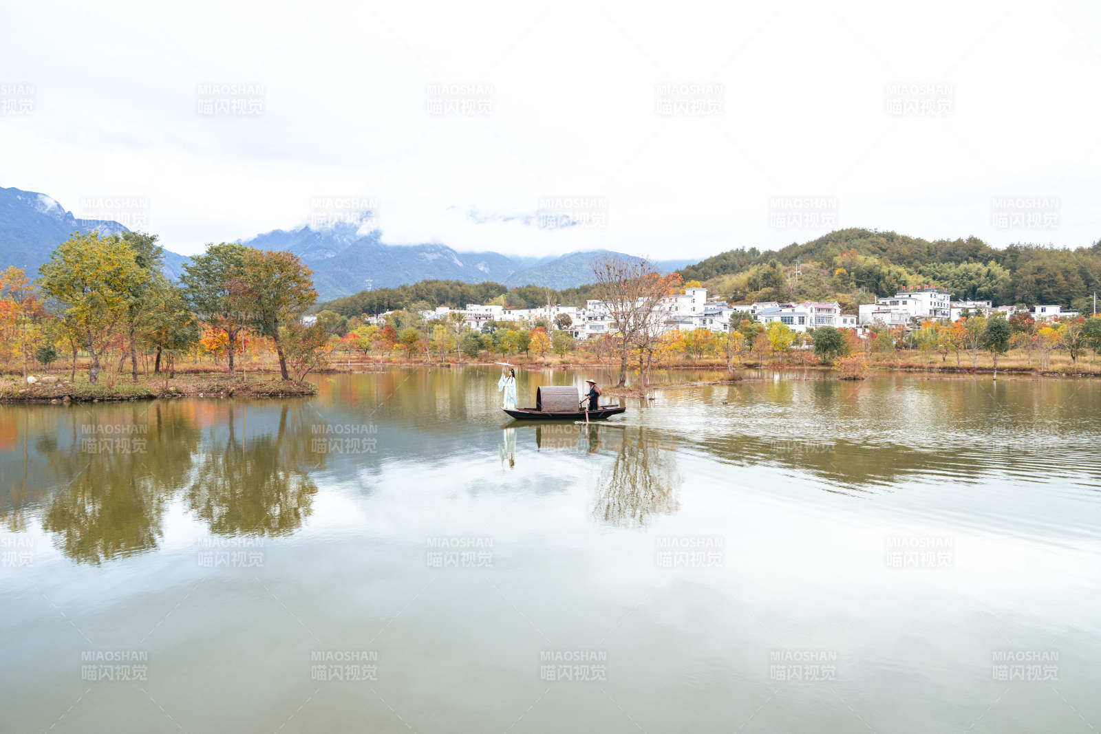 湖光山色映秋景图片