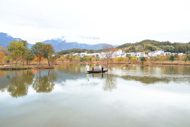 湖光山色映秋景图片