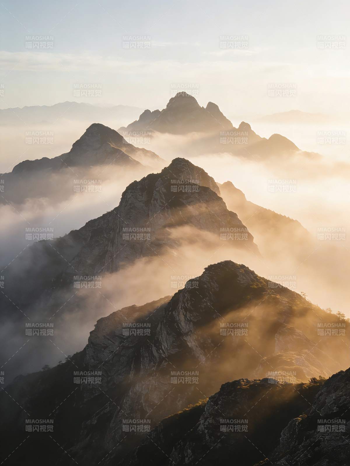 云海山巅晨光图片