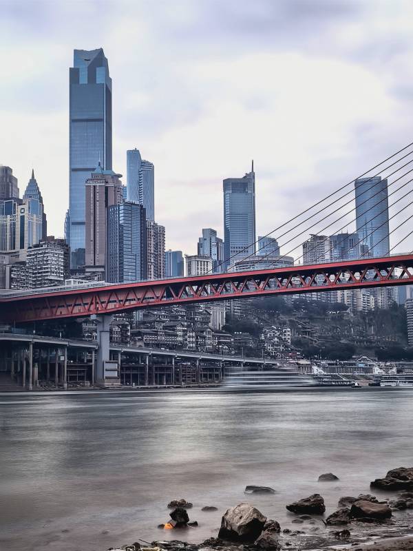 城市天际线与大桥图片