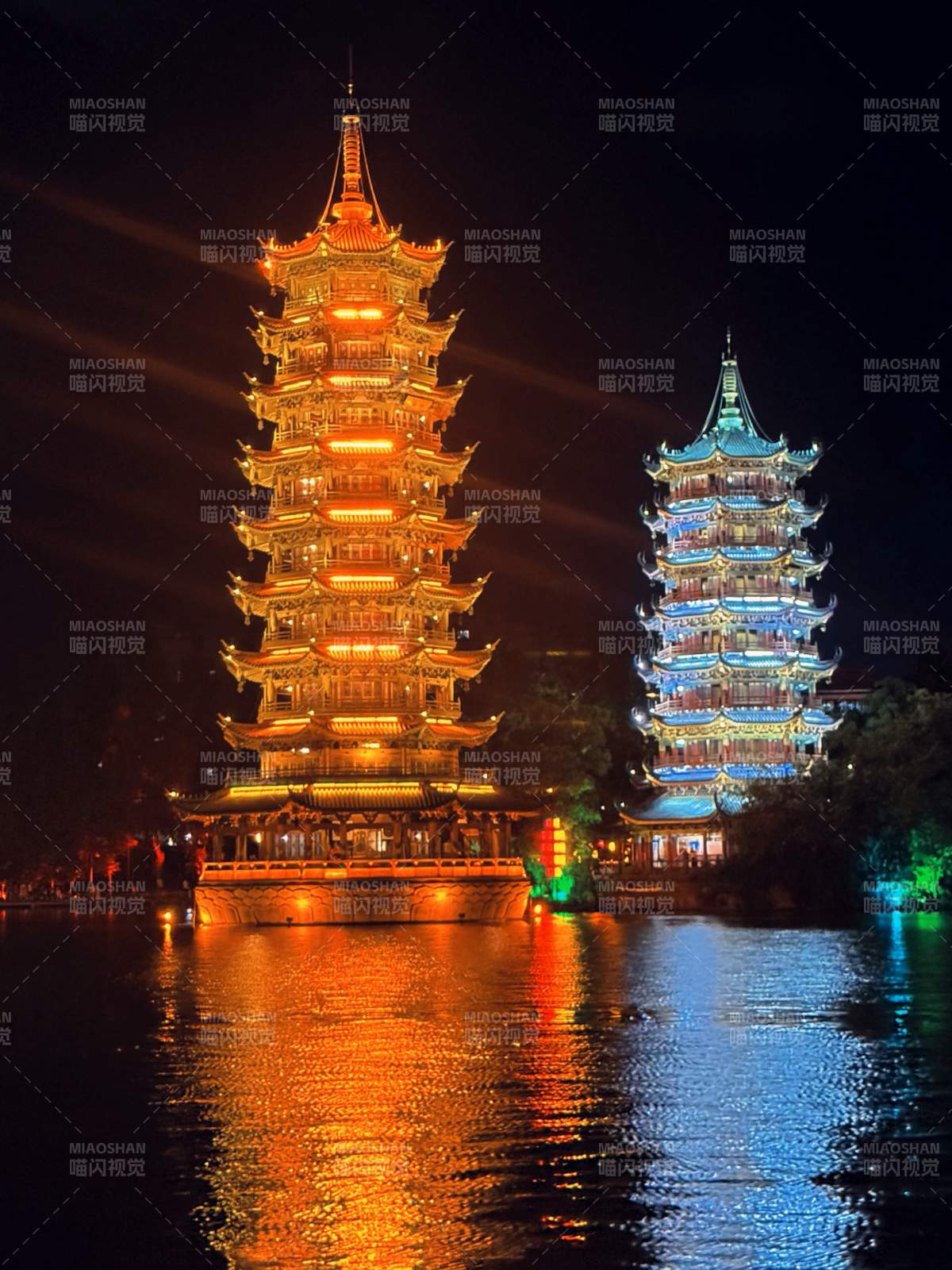 夜色中的双塔辉映图片