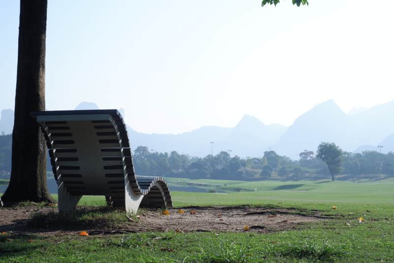 公园长椅远山景图片