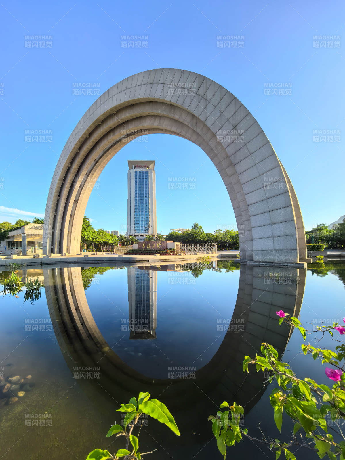 圆环映水楼影图片