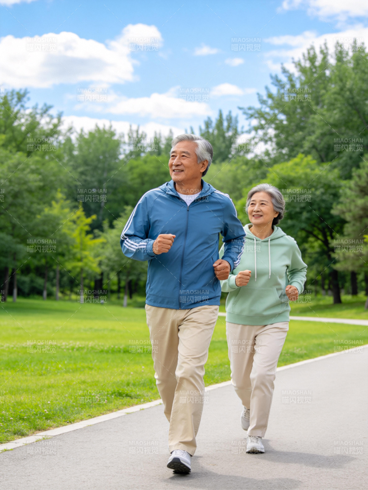 晨跑的幸福夫妇图片