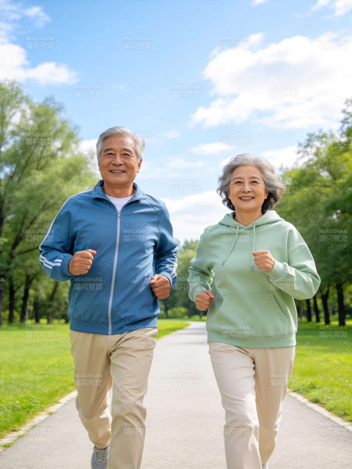 老年夫妇公园慢跑图片