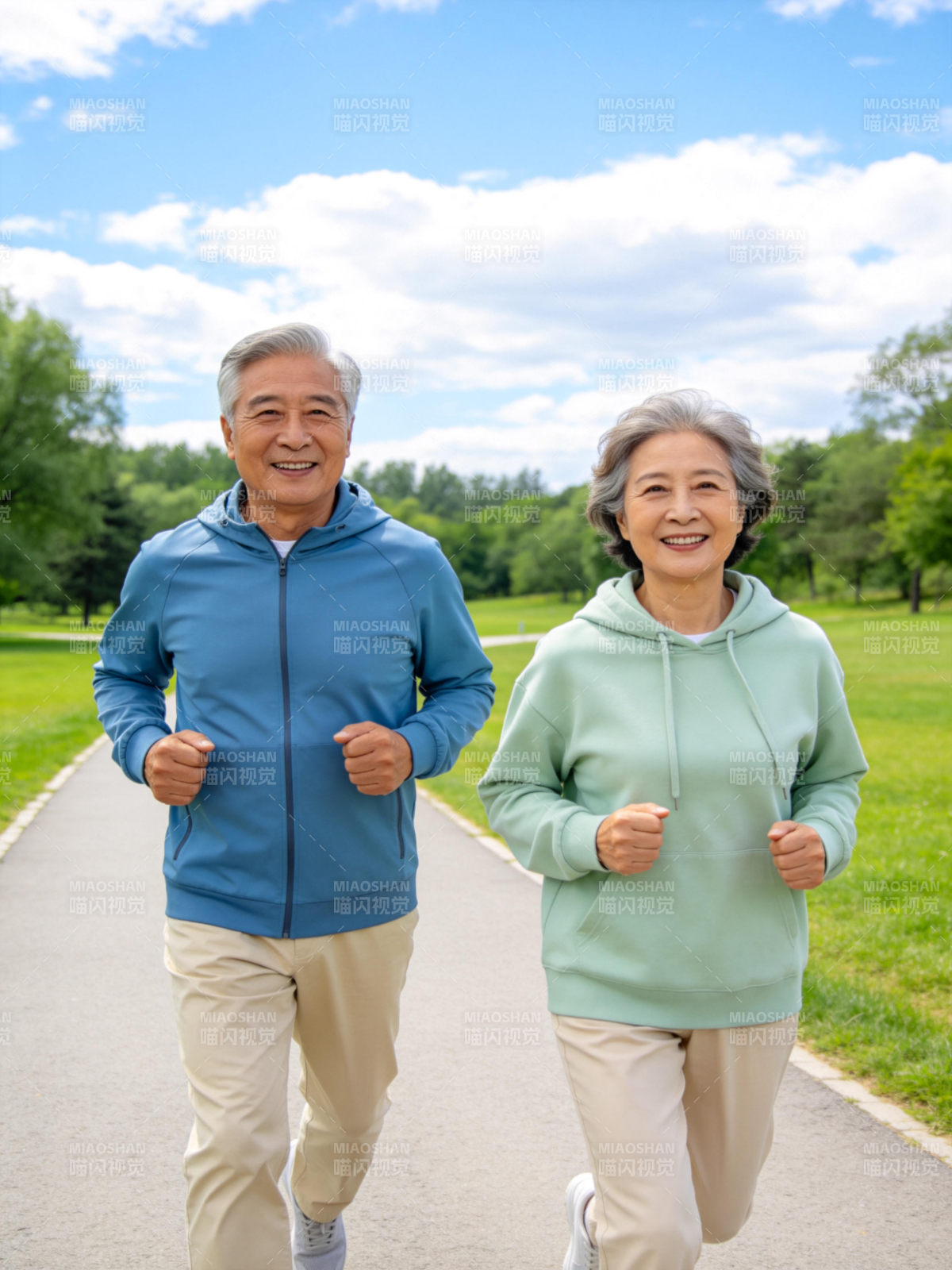 银发夫妇晨跑公园图片