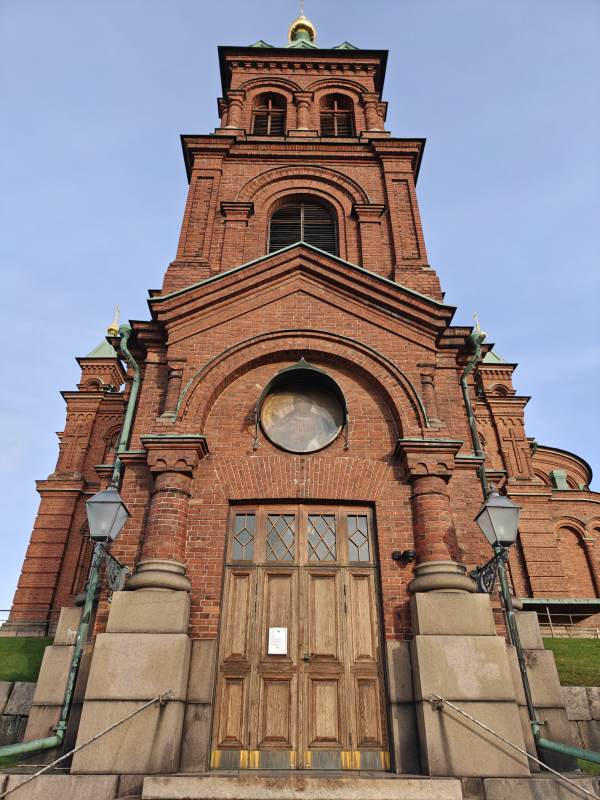 红砖教堂门前景图片