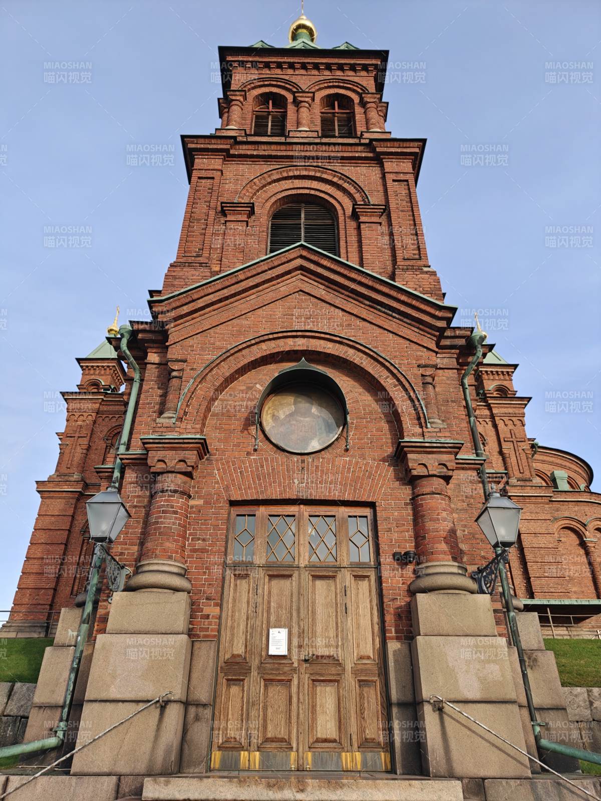 红砖教堂门前景图片