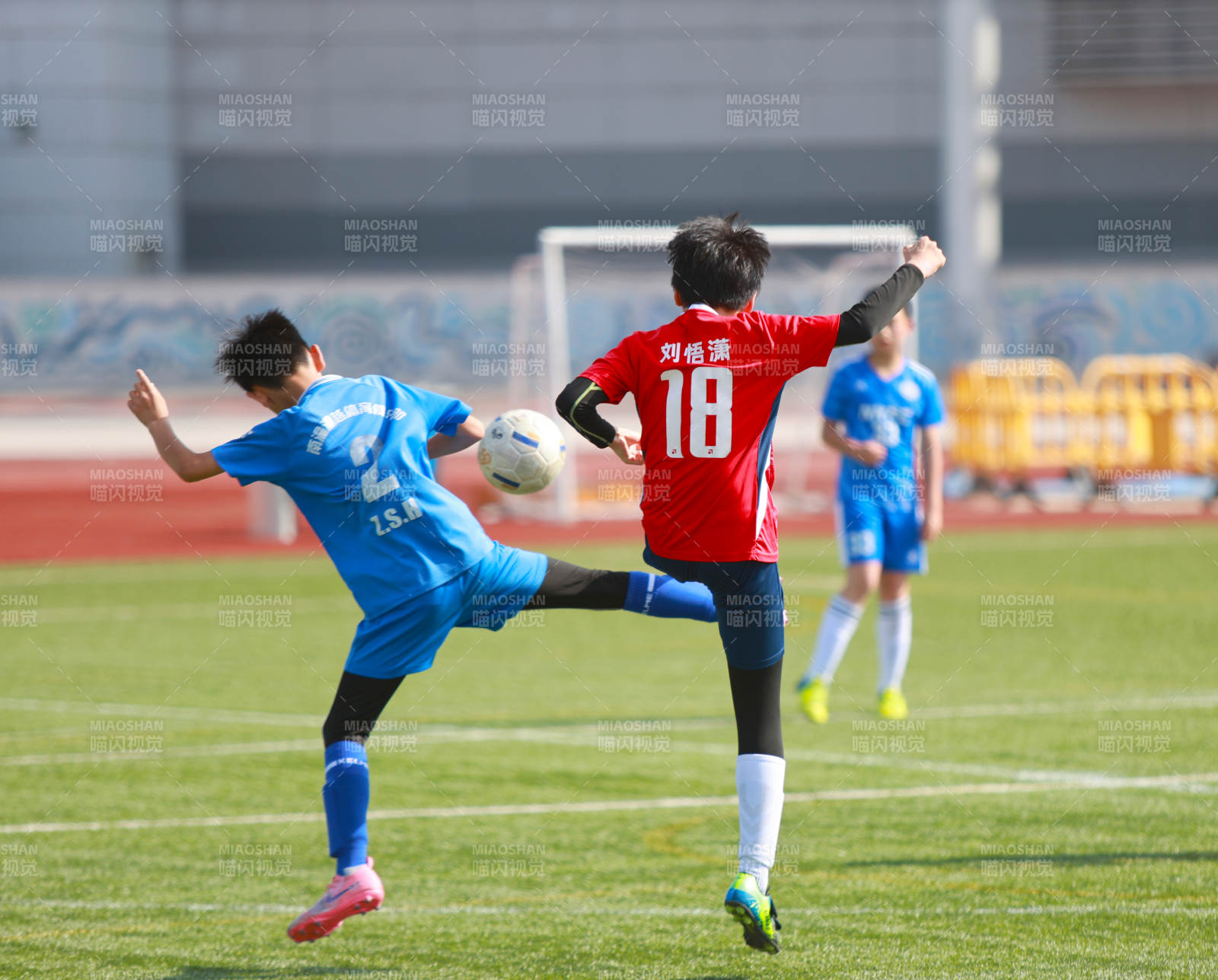 激烈足球对决图片