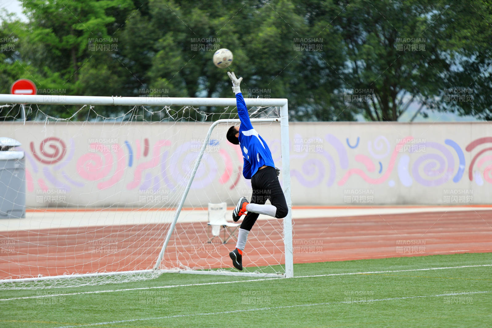 守门员跃起扑球图片