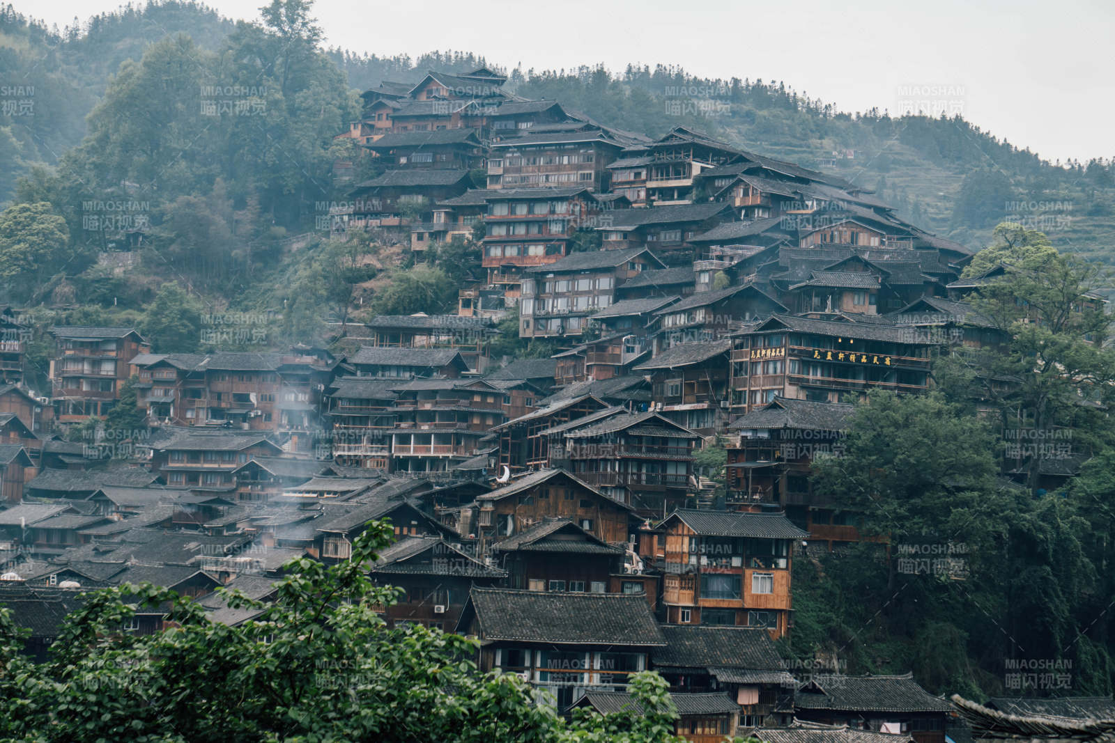 山间古寨 层层叠叠图片